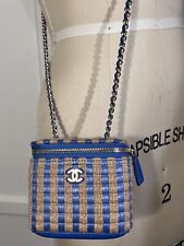 Usado, Mini bolsa de vaidade CHANEL ráfia juta listrada em azul com corrente em ferragens de prata comprar usado  Enviando para Brazil