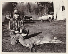 Fotografia antiga vintage caçador no gramado frontal segurando chifres de veados mortos comprar usado  Enviando para Brazil