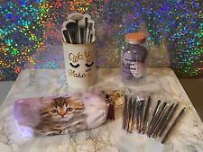 Bolsa de maquillaje púrpura para gato con accesorios soporte de cerámica, cepillos púrpuras, esponjas  segunda mano  Embacar hacia Argentina