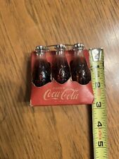 Mini botellas de Coca-Cola vintage en paquete de 6 estuche de cartón mango de metal eslogan antiguo segunda mano  Embacar hacia Argentina