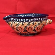 Używany, Ceramika Artystyczne Unikat Handmade Polish Pottery Handled Mixing Bowl z wylewką na sprzedaż  Wysyłka do Poland