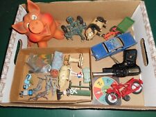 colección de juguetes vintage / antiguos; 2 cerdos de cuerda de estaño, hierro fundido, plástico, + segunda mano  Embacar hacia Argentina