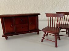 Lote de móveis em miniatura de madeira para casa de bonecas mogno vermelho cômoda e 2 cadeiras 1:12 comprar usado  Enviando para Brazil
