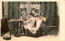Cartolina donna seduta usato  Piacenza