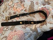 Cinturón de cuero tachonado con logotipo de Versace oro negro talla 32 pequeño costaba $125 ahora $95 segunda mano  Embacar hacia Mexico