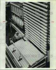 Usado, 1982 Press Photo Man trabalha em máquina de corte de papel higiênico na Scott Paper Co, PA comprar usado  Enviando para Brazil