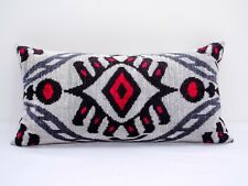 Funda de almohada de terciopelo de seda gris rojo ikat hecha a mano de Uzbekistán en California segunda mano  Embacar hacia Argentina
