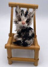 Estatueta miniatura vintage de pele gatinho gato sentado em uma cadeira de vime comprar usado  Enviando para Brazil