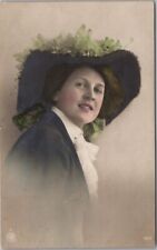 Postal Vintage 1910 Pretty Lady RPPC Sombrero Grande/Foto Real Coloreada a Mano segunda mano  Embacar hacia Argentina