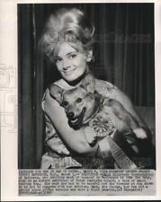 Usado, 1965 Foto de prensa Mary Goodneighbor, expositora burlesca y expositora de exposiciones caninas segunda mano  Embacar hacia Argentina