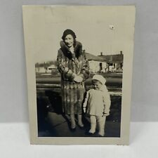 Usado, Vintage Foto 1940s Mujer Abrigo de piel bebé niña segunda mano  Embacar hacia Spain