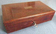 Caixa de madeira forrada de veludo vintage com placa monogramada, trava funcional e chave comprar usado  Enviando para Brazil
