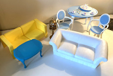 Lote de muebles de colección para casa de muñecas Barbie sofá blanco mesa azul silla de té jaula para pájaros segunda mano  Embacar hacia Argentina