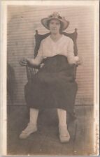 Postal con foto real vintage década de 1910 mujer joven en mecedora casa porche segunda mano  Embacar hacia Argentina