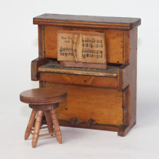 Antiguo piano miniatura para casa de muñecas, taburete giratorio y partituras años 20 1:12 segunda mano  Embacar hacia Argentina