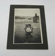 Foto de armário de arte da década de 1890 American West infantil sozinho na cadeira cidade fantasma deserta , usado comprar usado  Enviando para Brazil