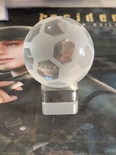 Usado, Bola de futebol de vidro transparente e fosco peso de papel com base comprar usado  Enviando para Brazil