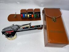 Conjunto completo de máquina de fita vintage Dymo M5 com estojo e 9 rolos de fita em relevo, usado comprar usado  Enviando para Brazil