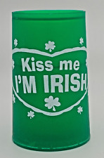 Taza congeladora de plástico verde ""Kiss Me I'm Irish"" Saint Patricks St Paddy 16 fl. oz. segunda mano  Embacar hacia Argentina