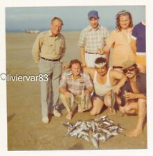 Foto vintage 1975 - grupo de homens com jogos de peixe na praia comprar usado  Enviando para Brazil