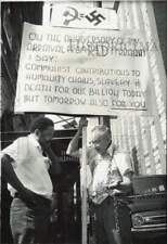 1975 Press Photo Tedis Zierins Pickets Partido Comunista reunião em frente ao hotel, usado comprar usado  Enviando para Brazil