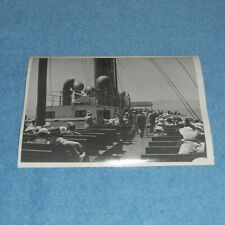 Foto vintage pasajeros sentados bancos en la parte superior cubierta de barco desconocido segunda mano  Embacar hacia Argentina