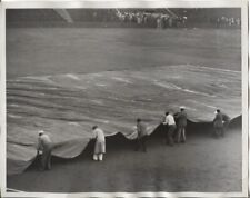 Foto de prensa de 1933 trabajadores extendiendo lona en el campo Griffith Stadium Serie Mundial segunda mano  Embacar hacia Argentina