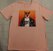 Camiseta gráfica unissex pequena The Nike rosa Shiba Inu cavalheiro, usado comprar usado  Enviando para Brazil