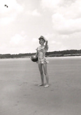 Jovem senhora em maiô na praia com bola, Carolina do Sul 3x4" foto VINTAGE comprar usado  Enviando para Brazil