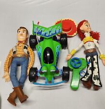 Coche inalámbrico de radiocontrol Disney Toy Story con control remoto + lote de Woody y Jesse Jessie segunda mano  Embacar hacia Argentina