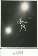 Acróbata caminante de cuerda apretada con cuerda de saltar foto de circo vintage de Edward Quigley segunda mano  Embacar hacia Argentina