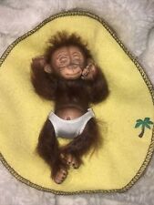 Ashton Drake CUDDLY CUTIES Mini Boneca Macaco 4,5”, Cobertor Amarelo, Por Cindy Sales comprar usado  Enviando para Brazil
