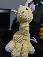 Juguete Amigurumi de peluchet jirafa hecho a mano amarillo púrpura de Tia Linda. segunda mano  Embacar hacia Argentina