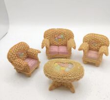 Conjunto de 4 Miniaturas de Resina Rattan Vime Settee com 2 Cadeiras Mesa Patchwork Rosa, usado comprar usado  Enviando para Brazil