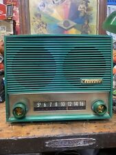 Radio de tubo Motorola am vintage de mediados de siglo verde esmeralda y dorado de los años 50 segunda mano  Embacar hacia Argentina