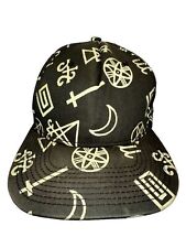 Usado, Boné American Horror Story 2019 preto com símbolos Glo in Dark Snapback OSFM comprar usado  Enviando para Brazil