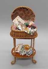 Antigua cesta de costura de mimbre Wickerville mesa artesanal casa de muñecas miniatura 1:12 segunda mano  Embacar hacia Mexico