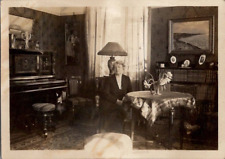 Sala de estar sala de estar mulher fria interior vitoriano foto antiga década de 1900 vintage comprar usado  Enviando para Brazil