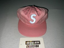 supreme s logo caps til salgs supreme s logo caps til salgs Frakt til Norway