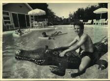 1987 Foto de prensa cocodrilo inflable piscina juguete flotador, Wisconsin - mjc11949 segunda mano  Embacar hacia Argentina