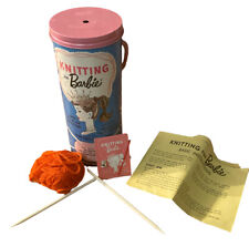 1962 Kit de tricô para Barbie com agulhas, fios, instruções em dedal vasilha comprar usado  Enviando para Brazil