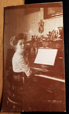 Giovane donna pianoforte usato  Spedire a Italy