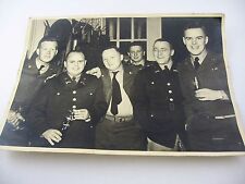 Foto vintage de homens do exército militar bebendo cerveja sorrindo preto e branco comprar usado  Enviando para Brazil