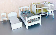 🙂 Casa de muñecas miniatura silla alta cuna blanca 2 camas silla de madera 🙂 segunda mano  Embacar hacia Argentina