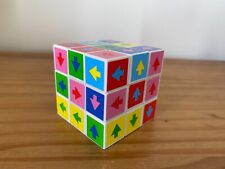 Cubo de Rubics con flechas direccionales de 2,25" de largo lateral, usado segunda mano  Embacar hacia Argentina