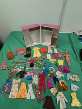 Gran Lote De Colección De Ropa Y Accesorios Muñeca Barbie Con 1 Barbie Y Baúl segunda mano  Embacar hacia Mexico