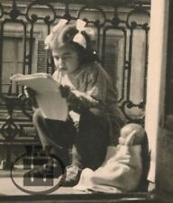 137 1940s criança leitura varanda menina leitura brinquedo boneca criança retrato foto vintage comprar usado  Enviando para Brazil