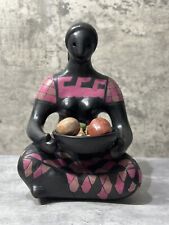 Estatua de cerámica mexicana negra/rosa de mujer teotihuacana con tazón de fruta segunda mano  Embacar hacia Argentina