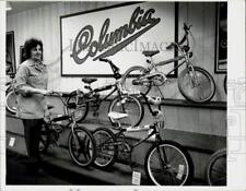 Press Photo Connie Spies ajusta bicicletas BMX na Columbia Manufacturing, Westfield comprar usado  Enviando para Brazil