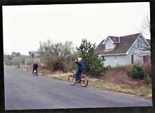 Fotografía vintage de dos hombres mayores montando bicicletas en carretera rural segunda mano  Embacar hacia Argentina